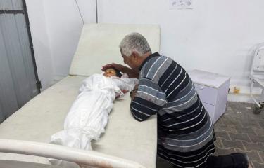 طفل شهيد جراء غارة استهدفت خيام النازحين في رفح، 26 مايو 2024 رويترز