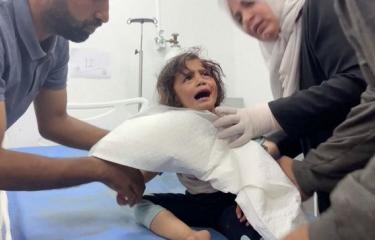 طفل مصاب جراء غارة إسرائيلية على خيام النازحين في رفح 26 مايو رويترز