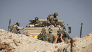 جنود الاحتلال يحتجزون فلسطينيين بحي الزيتون، 19-11- 2023 (فرانس برس)