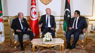 سعيد والمنفي وتبون في اجتماعهم التشاوري الأول في تونس (صفحة رئاسة الجمهورية التونسية/فيسبوك)