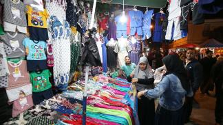 وفر التجار بضائع بأسعار معقولة استعداداً لعيد الفطر في الجزائر (بلال بن سالم/ Getty)