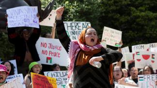 متظاهرون داعمون لفلسطين في جامعة تكساس أمس الأول (نوري فالبونا/رويترز)