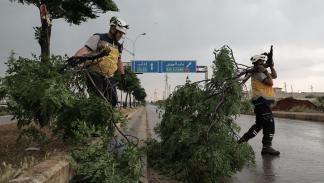 عاصفة تسببت في اقتلاع الأشجار وتعطيل الدراسة شمالي سورية، 30 إبريل 2024 (الدفاع المدني السوري)