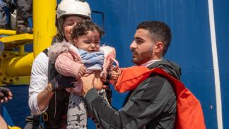 على سفينة إنقاذ لمنظمة أطباء بلا حدود بين ليبيا وإيطاليا (سيموني بوكاشيو/ Getty)