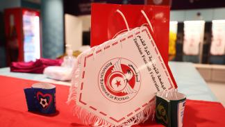 علم الاتحاد التونسي وشارة القيادة في غرفة ملابس مباراة في مونديال قطر 2022 (Getty)