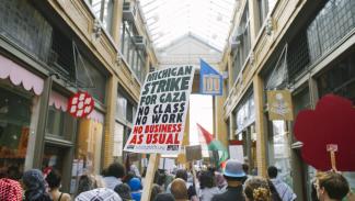 مسيرة لطلاب في ميشيغان ضدّ الحرب على غزة (الأناضول)