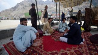 أشخاص من القبائل الباكستانية في باكستان، سبتمبر الماضي (حسين علي/الأناضول)
