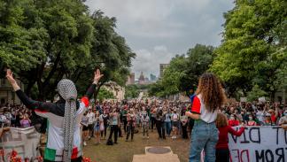 تظاهرة طلابية داعمة للفلسطينيين في تكساس، الأحد (براندون بيل/Getty)