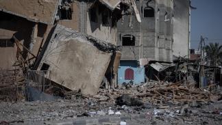 مبان في حي الجنينة برفح دمّرها القصف الإسرائيلي، 15 أيار/ مايو 2024 (Getty)