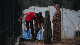 يضطر  السكان في بعض المناطق إلى تعبئة المياه (العربي الجديد)