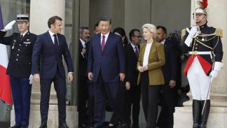 إيمانويل ماكرون وشي جين بينغ و أورسولا فون دير لاين في باريس فرنسا في 6 مايو 2024 (Getty)