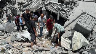 فلسطينيون يتفقدون آثار القصف الإسرائيلي في بيت لاهيا، 18 مايو 2024 (عبد القادر صباح/الأناضول)
