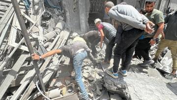 محاولة لإنقاذ فلسطينيين تحت الأنقاض في بيت لاهيا بغزة، 18 (الأناضول)