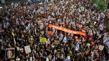 تظاهرة في إسرائيل للمطالبة بصفقة مع حماس (Getty)