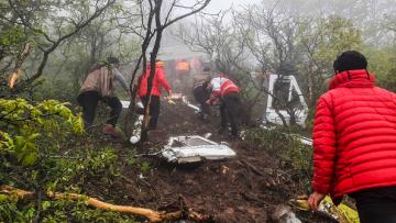 فرق الإنقاذ تنتشل الجثث من موقع سقوط طائرة الرئيس الإيراني 20 مايو