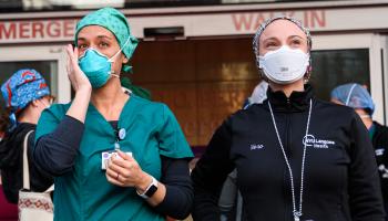 ممرضات خارج مستشفى جامعة نيويورك لانغون الصحي، 15 إبريل 2020(Getty)