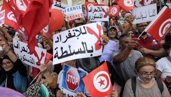يستمر التنكيل بالمعتقلين السياسيين بتونس (فتحي بلعيد/ فرانس برس)