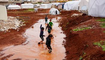 أطفال بمخيم في جنديرس بعد هطول الأمطار، في 19 مارس 2023 (Getty)