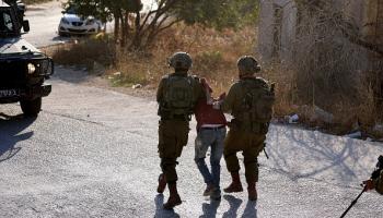 الاحتلال يعتقل فلسطينياً بقرية بيتا في الضفة الغربية، 21 أغسطس2024 (جعفر اشتية/فرانس برس)