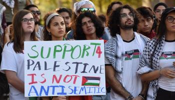 طلاب من جامعة فلوريدا خلال مسيرة مؤيدة لفلسطين 13 أكتوبر الماضي (بول هينيسي/الأناضول)
