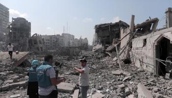 صحافيون فلسطينيون بعد غارة إسرائيلية على غزة، 15 أكتوبر 2023 (مؤمن فايز/Getty)