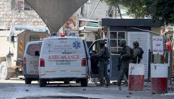 جنود إسرائيليون يفتشون سيارة إسعاف فلسطينية في جنين 14 ديسمبر 2023 (Getty)