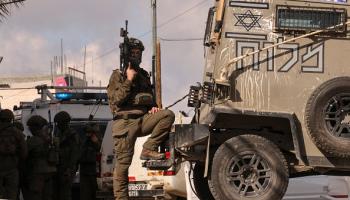 جندي إسرائيلي قرب مركبة عسكرية في الضفة الغربية، 1 يناير 2024 (فرانس برس)