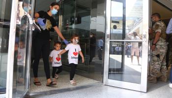 وصول عائلة إلى مطار بيروت (حسين بيضون)