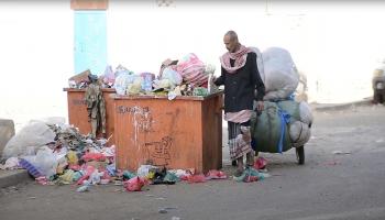 يمني يعتاش من القمامة (العربي الجديد)