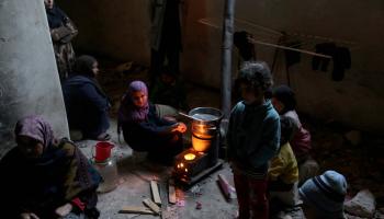 تدفئة في مخيم للنازحين في سورية (أنس الدمشقي/ الأناضول)
