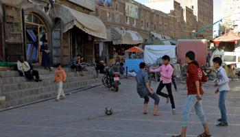 يلعبون كرة القدم في المدينة القديمة في صنعاء (محمد حويس/ فرانس برس)