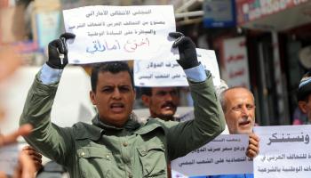 احتجاج في تعز على النفوذ الإماراتي في سقطرى العام الماضي (أحمد الباشا/ فرانس برس)