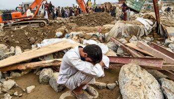 شاب وكوارث طبيعية في أفغانستان (وكيل كوهسار/ فرانس برس)