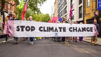 مسيرة منددة بالتغير المناخي في بريطانيا (فوك فالتشيتش/ Getty)