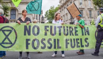 مسيرة ضد الوقود الأحفوري في بريطانيا (فوك فالتشيتش/ Getty)