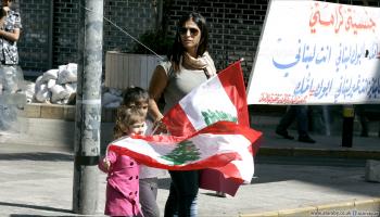 امرأة لبنانية وأولادها في لبنان (حسين بيضون)