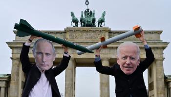 تظاهرة مطالبة بنزح السلاح النووي في برلين (جون ماكدوغال/ فرانس برس)