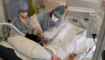 مريض بكورونا يعالج في أحد مستشفيات فرنسا (نيكولاس توكات/ فرانس برس)