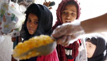 أطفال يمنيون وغذاء في اليمن (محمد حمود/ Getty)