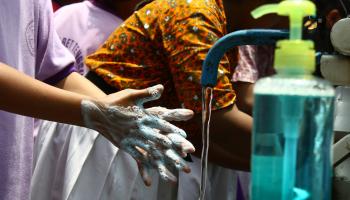 أطفال وغسل يدين بالمياه والصابون (أديتيا إيراوان/ Getty)