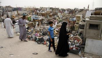 عراقيون في أحد الأسواق في العراق (حيدر الحمداني/ فرانس برس)