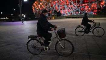 مسنون صينيون ودراجات في الصين (وانغ جاو/ فرانس برس)