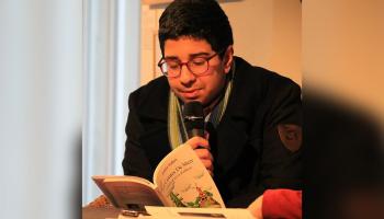 أمير الفهري شاب في تونس يقرأ من كتابه حكايات مير (فيسبوك)