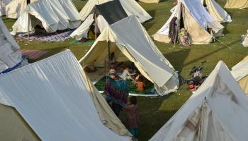 مخيم نازحين باكستانيين من جراء فياضانات باكستان (عبد المجيد/ فرانس برس)