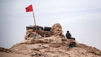 جندي مغربي على قمة تل على طريق بين المغرب وموريتانيا في منطقة الكركرات الواقعة في الصحراء الغربية ، في 23 نوفمبر 2020