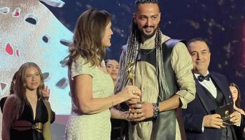 السفيرة الاميركية  في لبنان دورثي شيّا تمنج جائزة لفرقة "مياس" (فيسبوك)