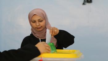 امرأة أردنية بصوتها في الانتخابات المحلية في عمان ، الأردن في 22 مارس 2022/ الأناضول