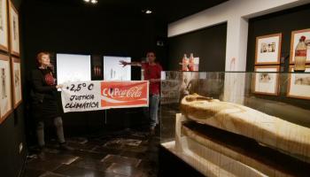 ناشطو مناخ يلطخون معروضات في المتحف المصري في برشلونة (تويتر/فوتورو فيجيتال)