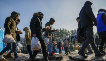 مهاجرون على الحدود بين بيلاروسيا وبولندا (صفاء قره جان/ الأناضول)