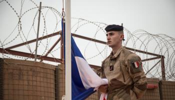 إنزال العلم الفرنسي في ختام مراسم تسليم قاعدة برخان للجيش المالي في تمبكتو، 14 ديسمبر 2021 (فرانس برس)